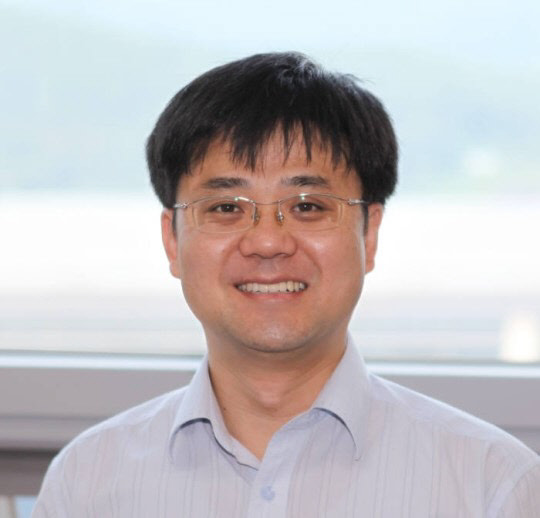 신현석 UNIST 교수 연구팀은 반도체 소자를 더 미세하게 만들 수 있는 '초저유전율 절연체'를 개발했다. 이 절연체는 반도체 칩의 전력 소모를 줄이고, 작동 속도를 높일 수 있다.  UNSIT 제공